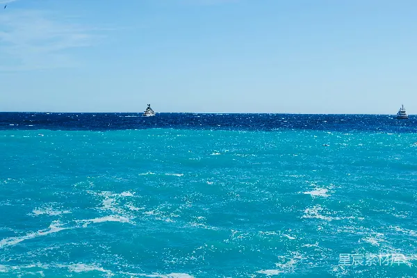 高清摄影 蔚蓝海洋上的船只