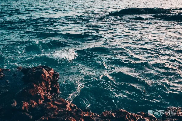 高清摄影 海浪拍打岩石的宁静时刻