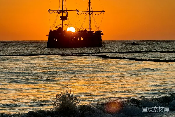 高清摄影 夕阳下的海盗船