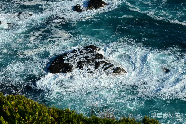 高清摄影 海浪拍打岩石的壮丽场景