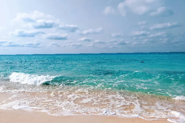 高清摄影 碧海蓝天：宁静海滩的完美画卷
