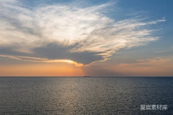 高清摄影 夕阳下的海上孤影
