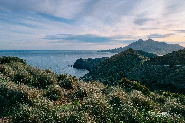 高清摄影 海岸边的山丘与公路