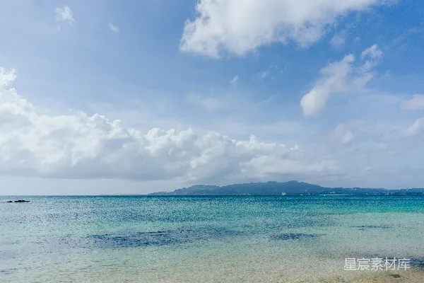 高清摄影 清澈海水与远处的山景