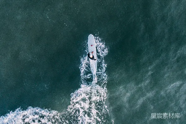 高清摄影 海浪中的冲浪者