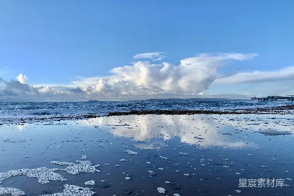 高清摄影 海滩上的泡沫与天空中的云