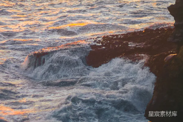 高清摄影 夕阳下的海浪与岩石