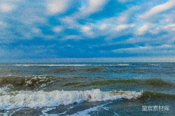 高清摄影 海滩上的波浪与蓝天