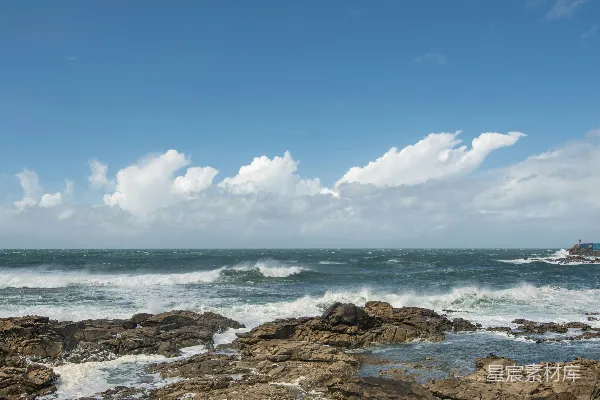 高清摄影 狂风巨浪拍打岩石的海岸