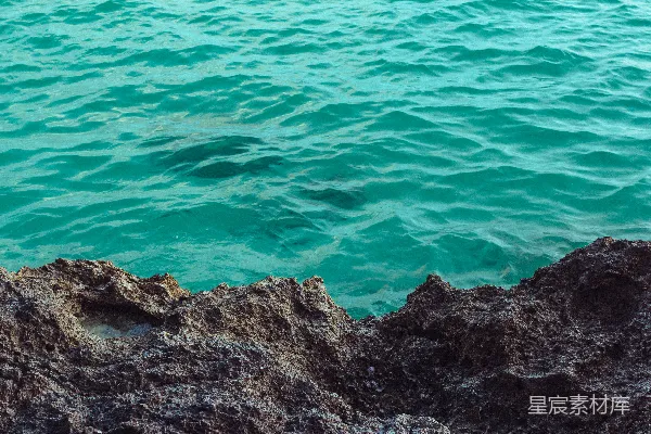 高清摄影 海滩岩石与碧绿海水
