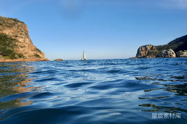高清摄影 海上的帆船与宁静的海岸线