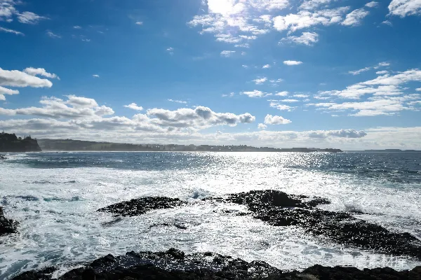 高清摄影 阳光洒落的海岸风景
