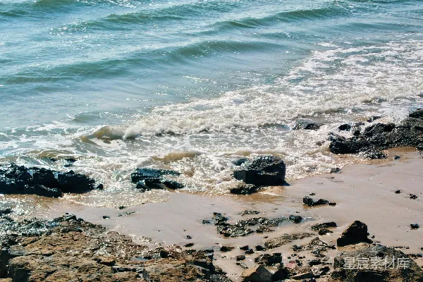 高清摄影 海滩上的岩石与海浪
