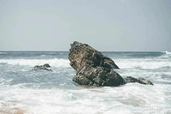 高清摄影 海浪拍打岩石