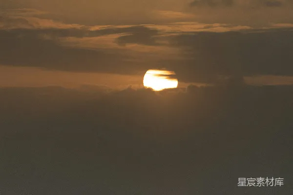 高清摄影 夕阳下的海与船