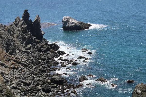 高清摄影 海岸奇岩与蔚蓝海水