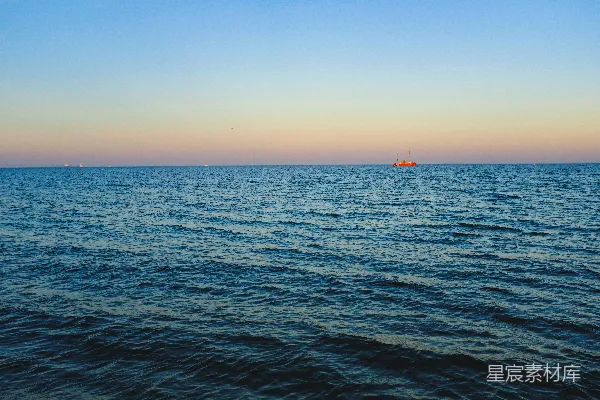 高清摄影 黄昏海景，孤独的帆船