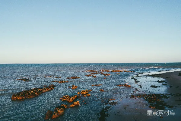 高清摄影 海滩上的岩石与宁静的海景
