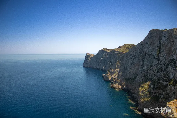 高清摄影 悬崖上的灯塔与宁静的海景