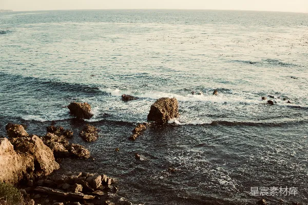 高清摄影 海岸边的岩石与波浪