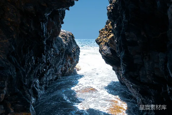 高清摄影 岩石间的海洋通道