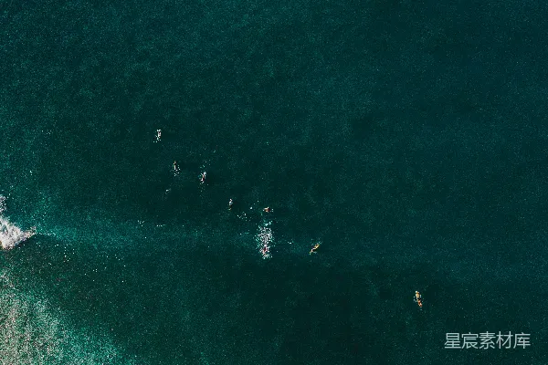 高清摄影 俯瞰冲浪者在碧蓝海面上等待巨浪