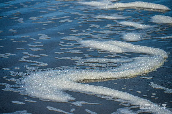 高清摄影 沙滩上的海浪泡沫