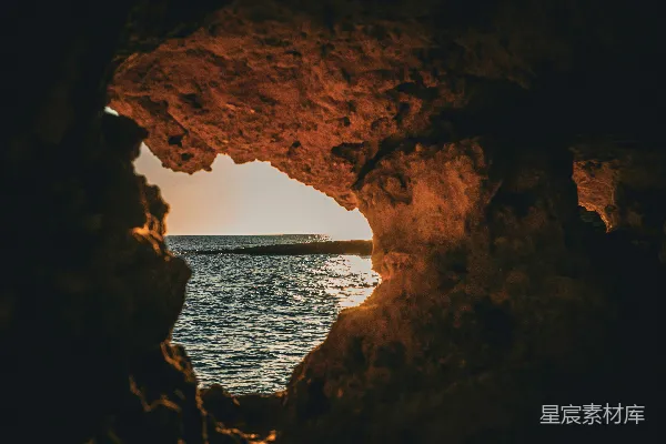 高清摄影 透过岩石洞穴看海景