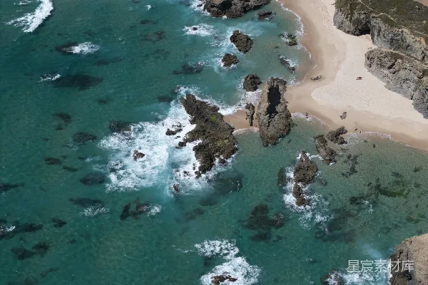 高清摄影 海浪拍打岩石的海岸俯瞰图