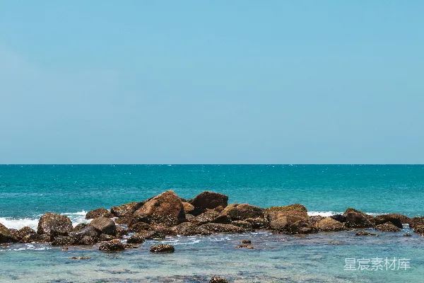 高清摄影 海岸礁石与清澈海水