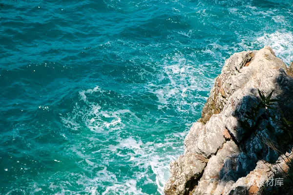 高清摄影 海浪拍打岩石