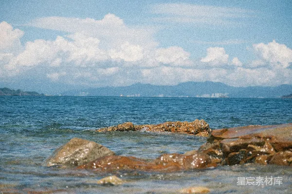 高清摄影 海边的岩石与远处的城市
