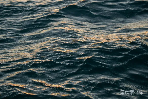 高清摄影 夕阳下的海面波纹