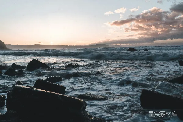 高清摄影 海浪拍打岩石的宁静时光