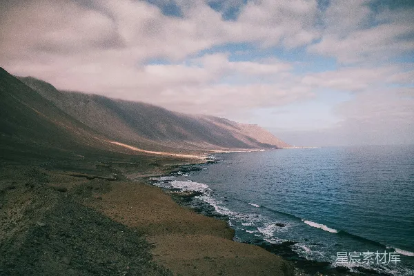 高清摄影 荒凉海岸线与连绵山脉
