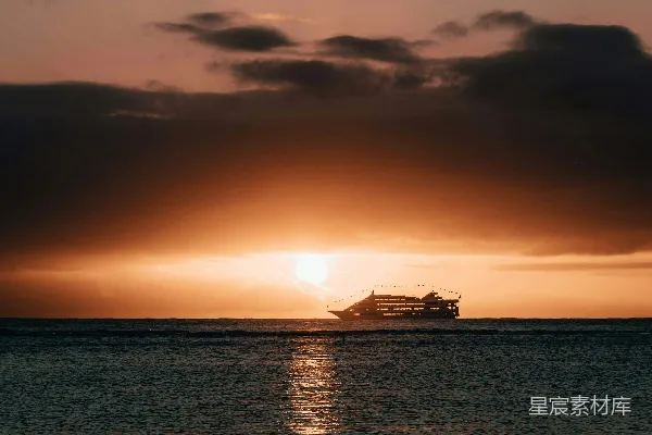 高清摄影 夕阳下的游轮剪影