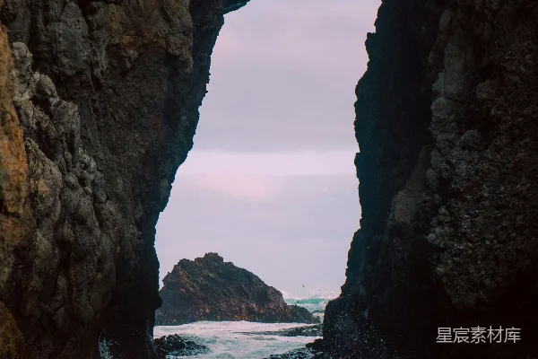 高清摄影 海浪拍打下的岩石拱门