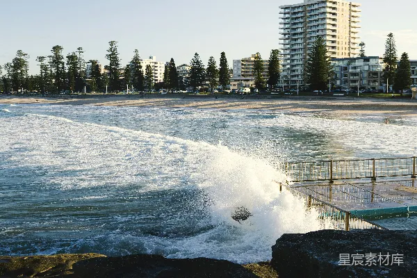 高清摄影 海浪拍打岩石的海滩景色