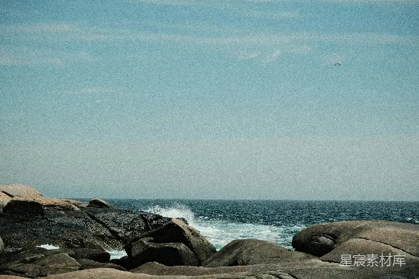 高清摄影 海浪拍打岩石的宁静场景