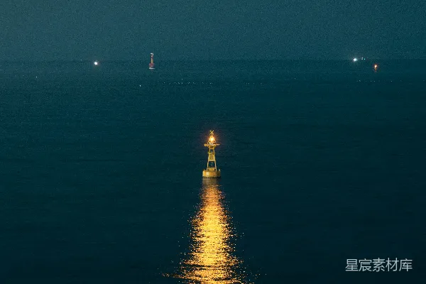 高清摄影 夜海灯塔的光影