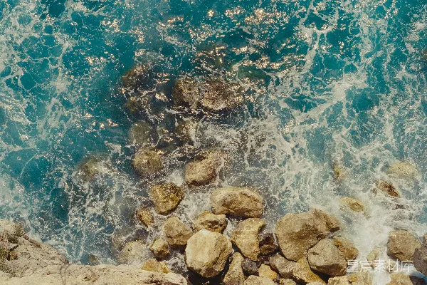 高清摄影 海浪拍打岩石的俯瞰视角