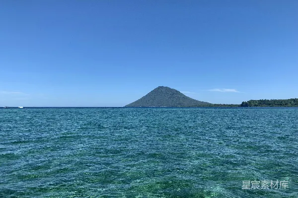 高清摄影 碧海蓝天下的火山岛