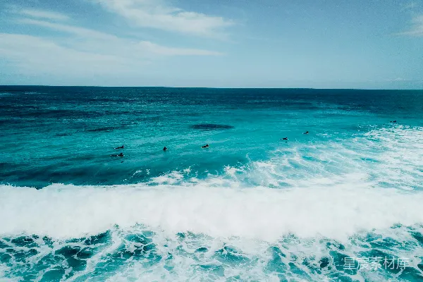 高清摄影 冲浪者在海浪中等待