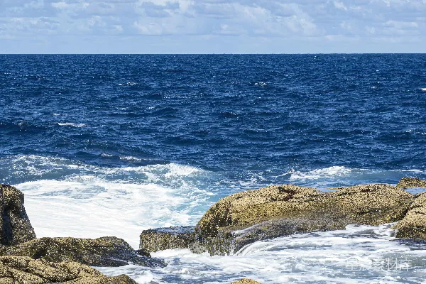 高清摄影 岩石海岸的波浪