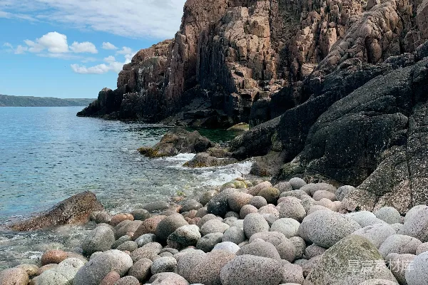 高清摄影 海边的岩石与鹅卵石