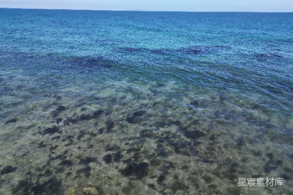 高清摄影 清澈的海面与海底岩石