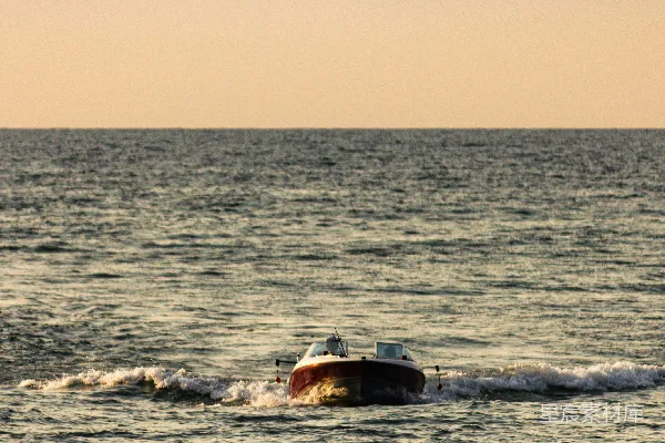 高清摄影 夕阳下的海上独行