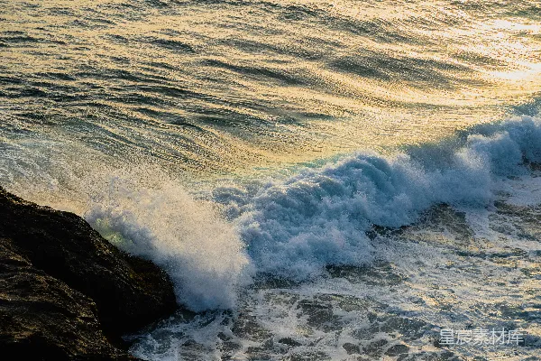 高清摄影 日落时分的海浪冲刷岩石