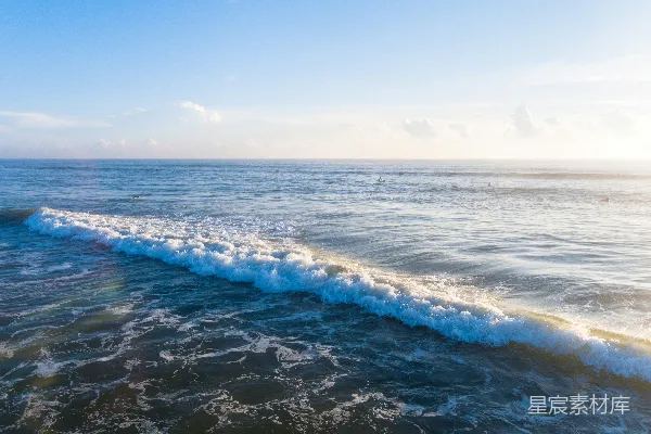 高清摄影 阳光下的海浪与冲浪者