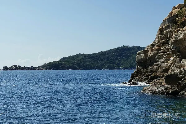 高清摄影 清澈的海水与岩石海岸